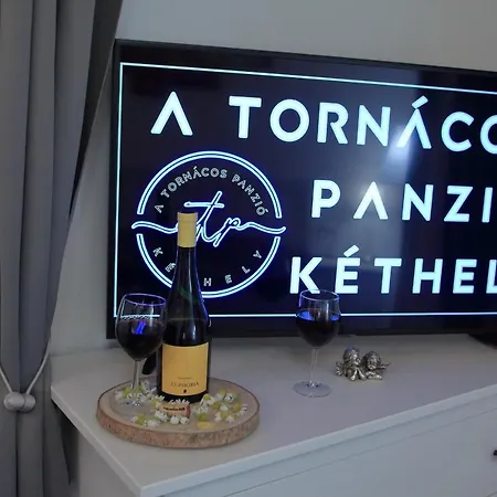 A Tornacos Panzio 住宿加早餐酒店