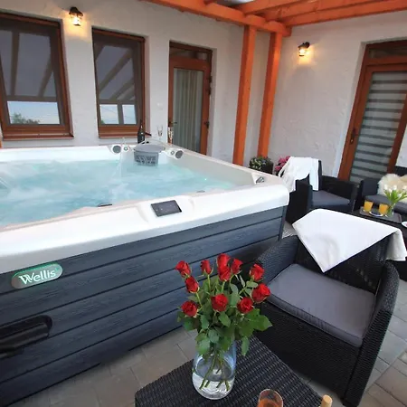 A Tornacos Panzio 住宿加早餐酒店 Kéthely