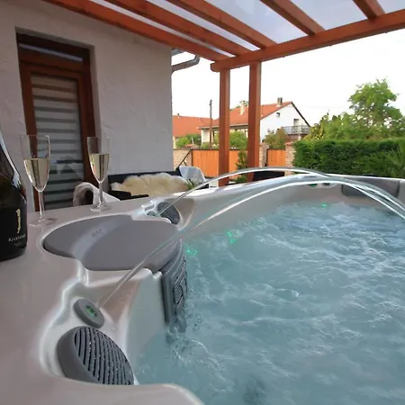 A Tornacos Panzio 住宿加早餐酒店 4*