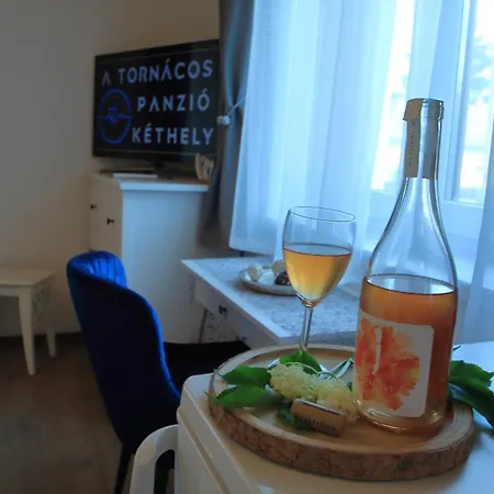 A Tornacos Panzio 住宿加早餐酒店 Kéthely